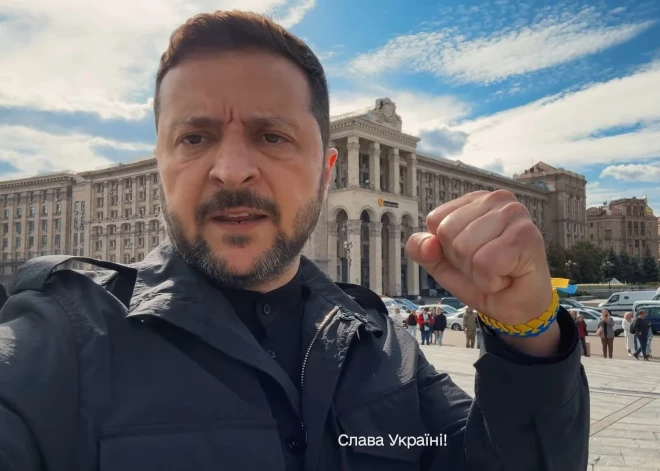Зеленский записал видео из центра Киева, показав "разницу между жизнью на майдане Независимости и парадом страха на Красной площади"