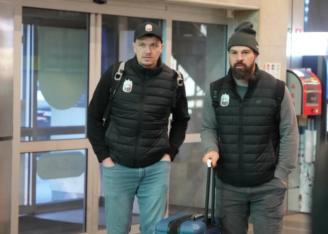 Latvijas hokeja izlase lidostā ''Rīga'' pirms došanās uz 2025. gada pasaules hokeja čempionātu Stokholmā.