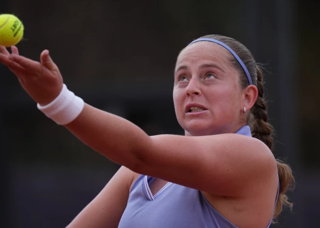 Ostapenko sīvā trīs setu cīņā sasniedz prestižā Romas turnīra trešo kārtu