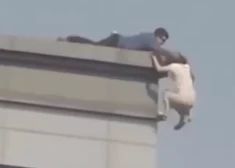 Ужасающий момент попал на видео: мужчина в последний момент спас девушку от самоубийства