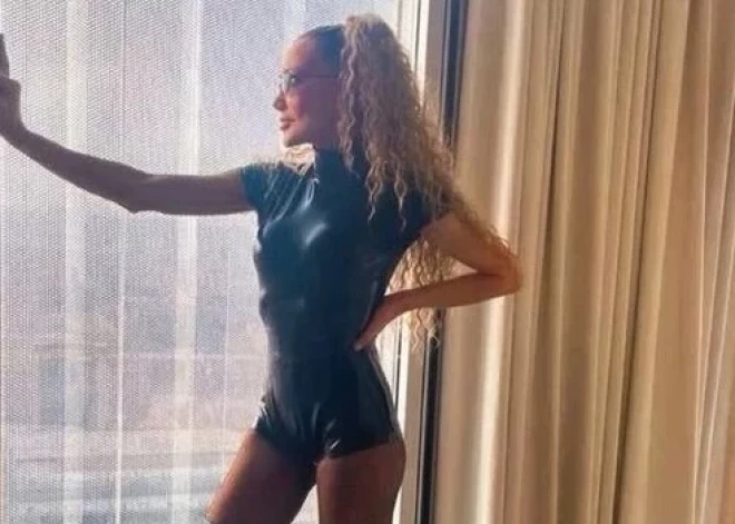 90. gadu superzvaigzne gandrīz nemaz nav novecojusi. Pārsteidz ar miniatūru ādas tērpu pēc grūtas cīņas par veselību. Vai vari uzminēt, kas viņa ir?