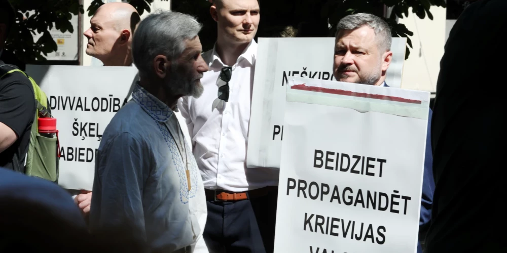 Krievu valodas vieta Latvijas sabiedrībā un izglītībā ir asu diskusiju tēma kopš neatkarības atgūšanas brīža