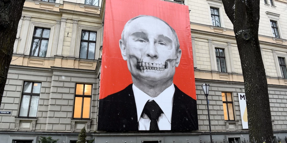 Plakāts ar Krievijas diktatora Vladimira Putina attēlu iepretim Krievijas vēstniecībai Rīgā