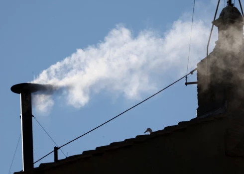 Balti dūmi no Siksta kapellas Vatikānā liecina par jaunā pāvesta ievēlēšanu