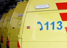 Mediķis, kurš atteicās vest uz slimnīcu sievieti ar smagu galvas traumu, kuras rezultātā viņa nomira, gadu sēdēs cietumā