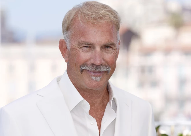 Fani ierauga 70 gadu veco Kevinu Kostneru golfa laukumā un jūsmo - "Cik skaists vīrietis!"