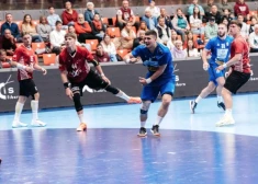 Brāļu treneru divcīņā Latvijas handbola izlase par mata tiesu piekāpjas Serbijai Eiropas čempionāta kvalifikācijas spēlē