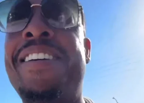 Pols Pīrss nostaigā 32 kilometrus svelmainajā Kalifornijas saulē (ekrānuzņēmums no video)