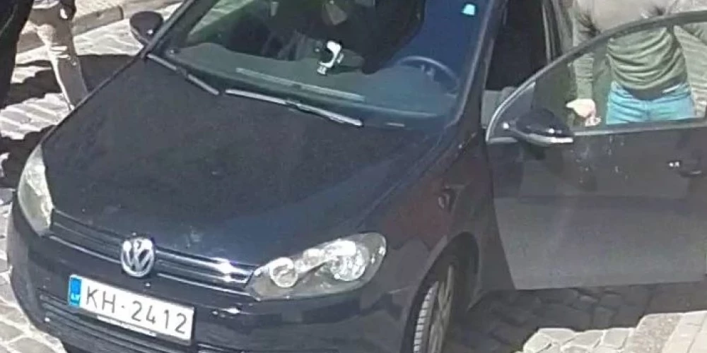 Ar umurzīmi KH2412, kas bija piestiprināta pie laupīšanā izmantotā "Volkswagen Golf 5" patiesībā ir reģistrēts automobilis "Nissan Almera".