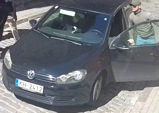 Auto numura zīmes, ko izmantoja bruņotie laupītāji Vecrīgā, tika nozagtas kādai automašīnai Rīgā