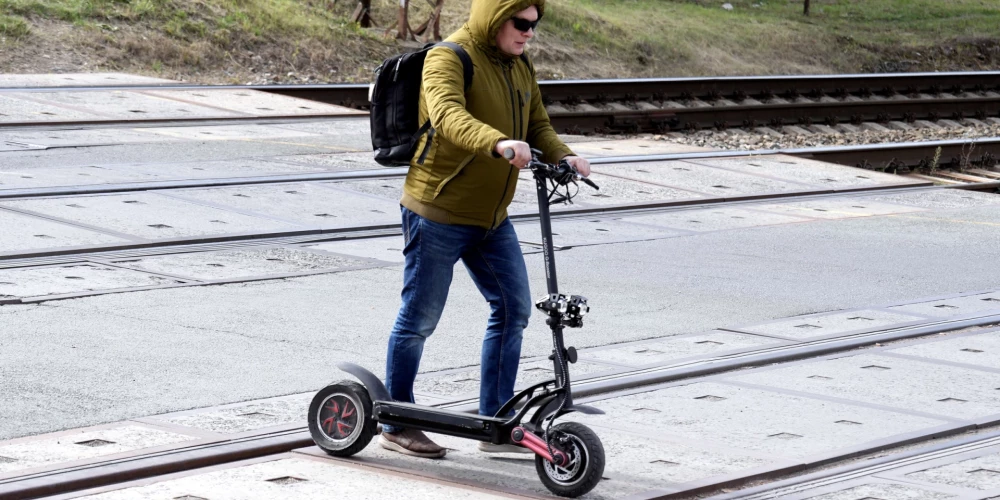 Elektroskrejriteņu reģistrācija ir obligāta, un to veic Ceļu satiksmes drošības direkcija. Tādējādi ar nereģistrētiem elektroskrejriteņiem piedalīties ceļu satiksmē ir aizliegts.