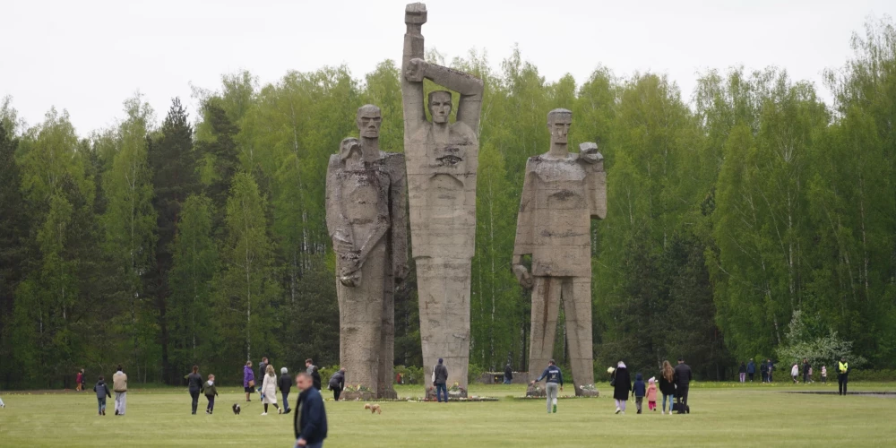(Foto no 2024. gada 9. maija Salaspils memoriālā) Valsts policijas priekšnieks Armands Ruks norāda, ka saistībā ar 9. maiju konstatēti pirmie pārkāpumi, tomēr uzsver, ka nekas ļoti satraucošs nav noticis.