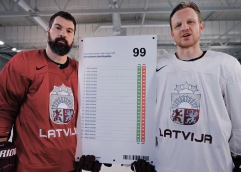 Latvijas hokeja izlases kapteinis Kaspars Daugaviņš un aizsargs Ralfs Freibergs.