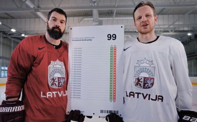 Latvijas hokeja izlases kapteinis Kaspars Daugaviņš un aizsargs Ralfs Freibergs.