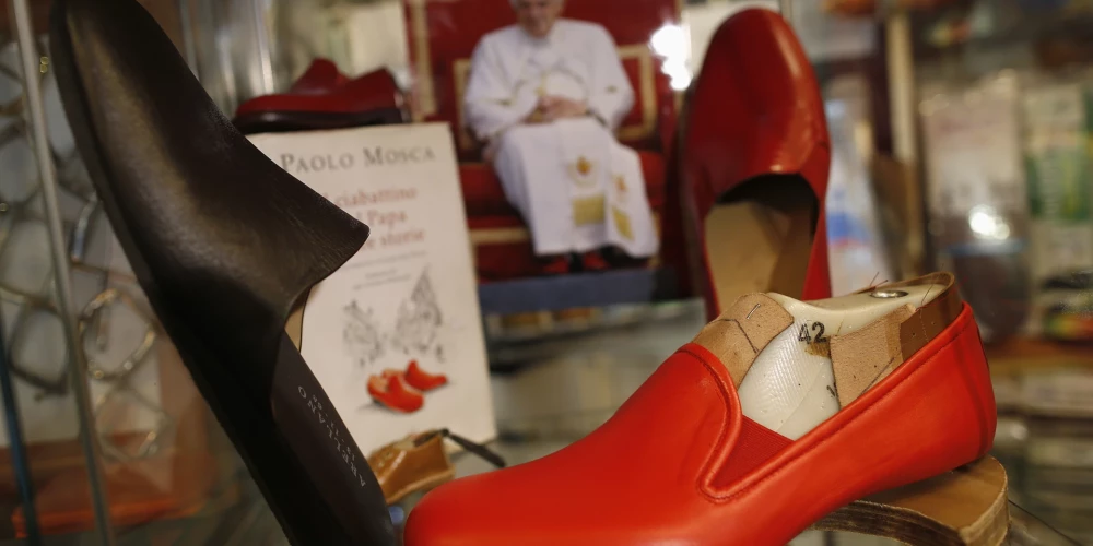 Sarkanās kurpes, ko kurpnieks Antonio Arellano darinājis pāvestam Benediktam XVI, izstādītas viņa veikalā Romas centrā. 2013. gada 14. februāris.