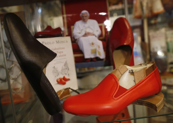 Kāpēc Romas pāvests valkā sarkanas kurpes, vai viņš saņem algu - un atbildes uz citiem "kaunpilniem" jautājumiem