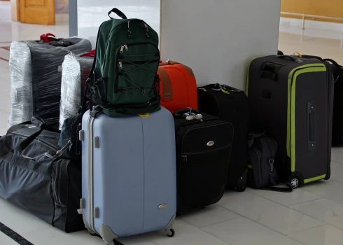Ja nepavisam negribat saskarties ar bagāžas izsniegšanu, drošākais veids ir ceļot tikai ar rokas bagāžu. 