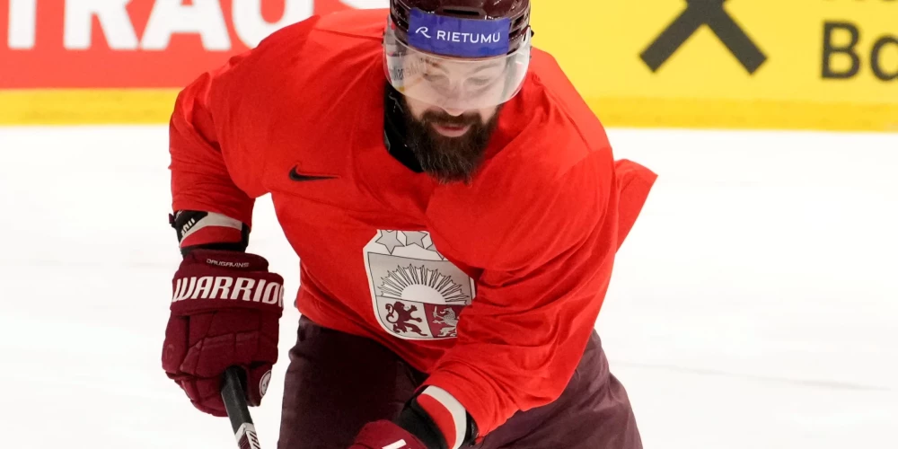 Latvijas hokeja izlases kontekstā IIHF godā ceļ Kasparu Daugaviņu.