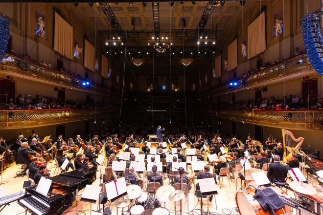 Андрис Нелсонс дирижирует Бостонским симфоническим оркестром.