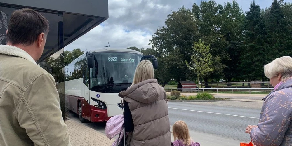 Septiņi no minētajiem reisiem bija atcelti piektdien no rīta.