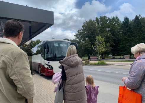 Septiņi no minētajiem reisiem bija atcelti piektdien no rīta.