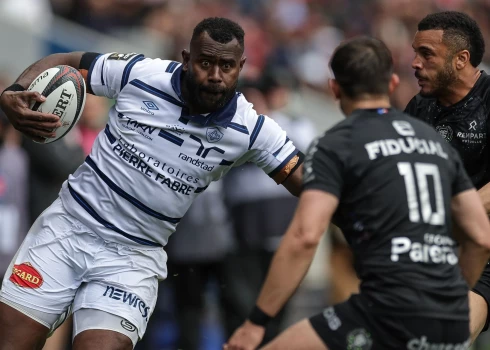 Fidži regbists Džosaja Raisuke (ar bumbu) savā pēdējā spēlē "Castres" sastāvā 26. aprīlī