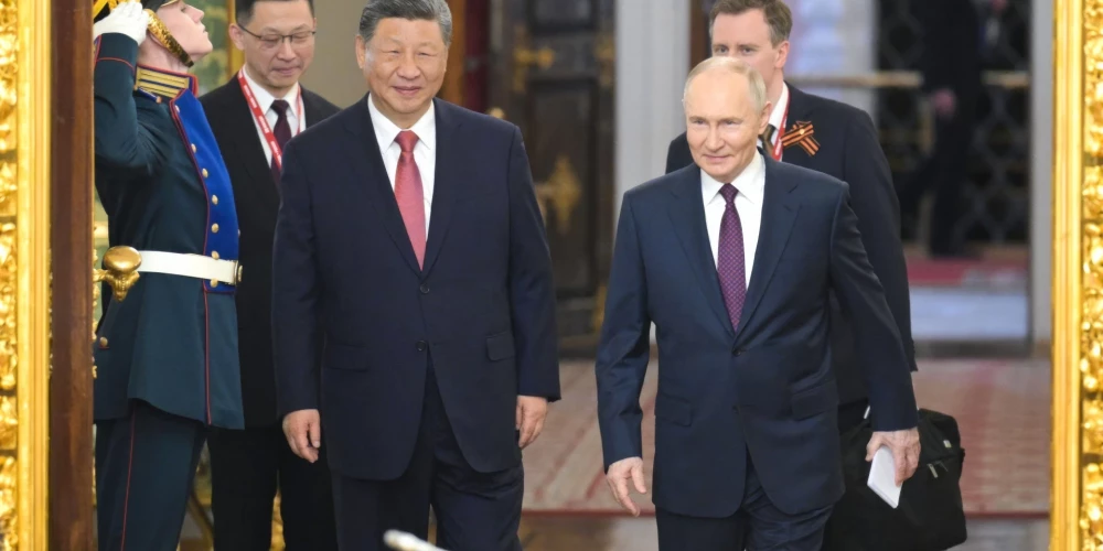 Ķīnas prezidents Sji Dzjiņpins tiekas ar Krievijas vadoni Vladimiru Putinu.