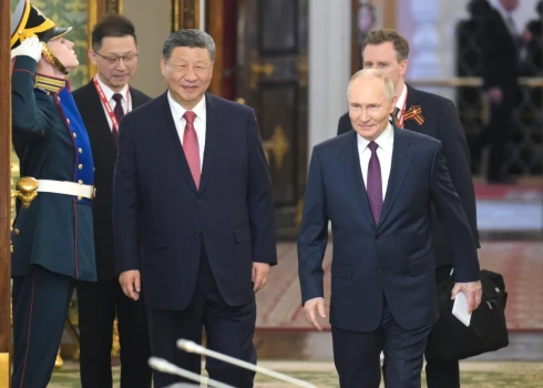 Ķīnas prezidents Sji Dzjiņpins tiekas ar Krievijas vadoni Vladimiru Putinu.