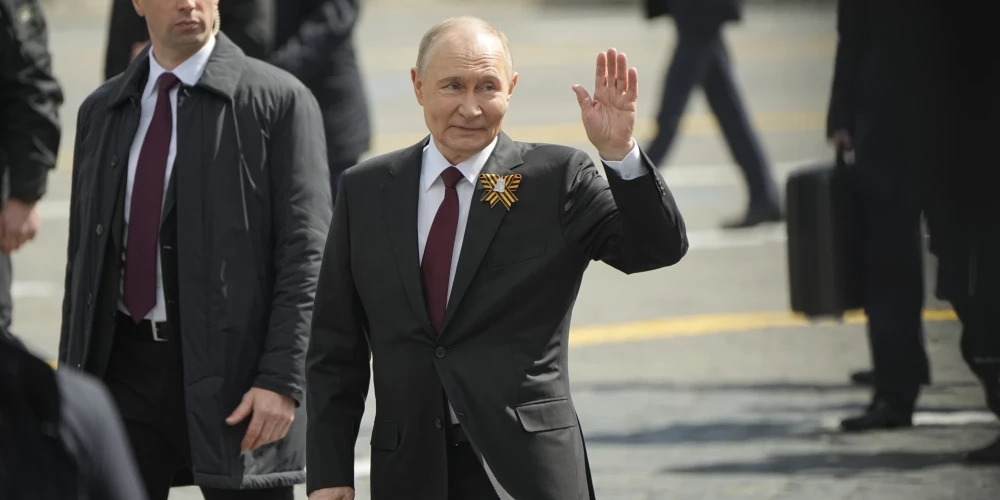 Krievijas prezidents Vladimirs Putins 2025. gada 9. maija svētku parādē.