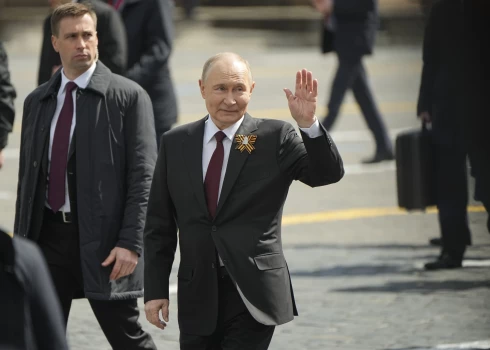 Krievijas prezidents Vladimirs Putins 2025. gada 9. maija svētku parādē.