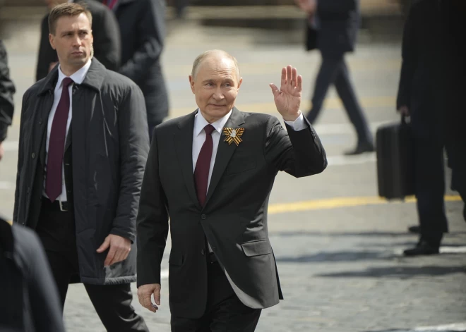 Praktiski nepieminēja karu Ukrainā: ko Vladimirs Putins teica Uzvaras dienas svinībās