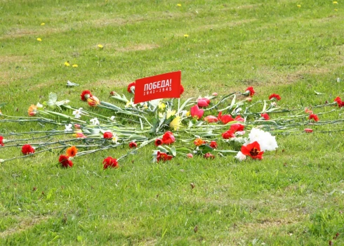 Krievijā un krievu kopienās 9. maijā tiek atzīmēta Uzvaras diena pār nacistisko Vāciju diena, savukārt Eiropā Otrā pasaules kara beigas tiek atzīmētas agrāk, 8. maijā. 