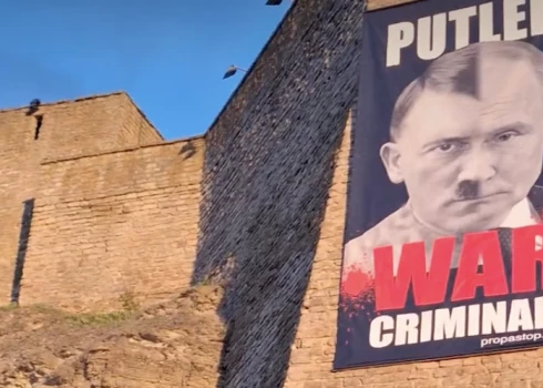 Plakāts Igaunijā, kas 9. maijā izkārts pie Krievijas robežas.
