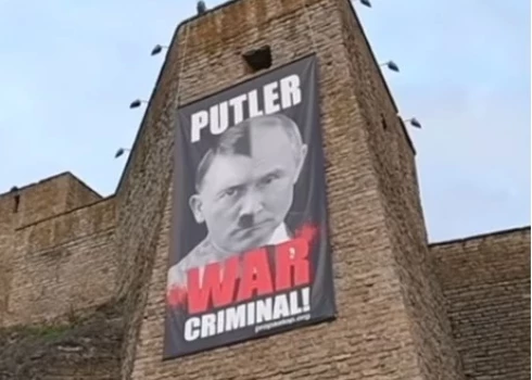 Предыдущие разы такие плакаты также вывешивали к 9 мая.