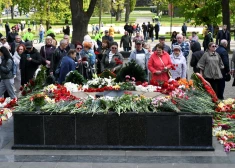 ФОТО: люди возлагают цветы к мемориалу в парке Дубровина в Даугавпилсе