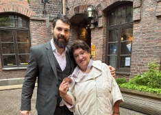 Kaspars Daugaviņš pie mammas brauc pēc zupas un mīlestības
