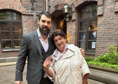 Kaspars Daugaviņš ar mammu Ingu.