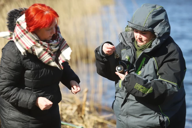 Rakstniece Maija Pohodņeva makšķerē
