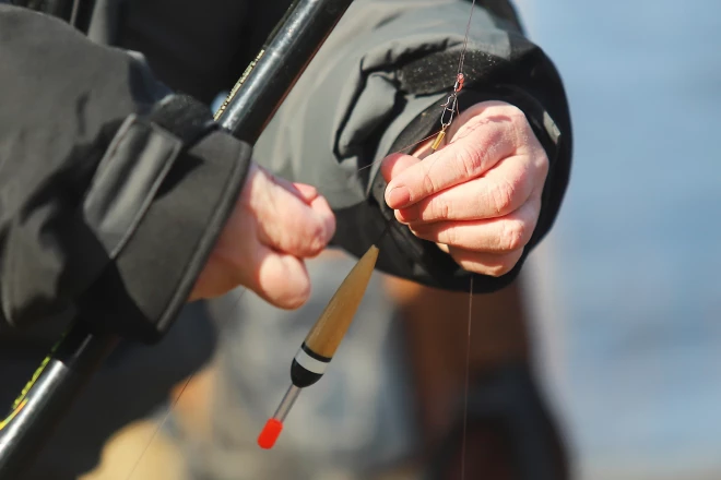 Rakstniece Maija Pohodņeva makšķerē