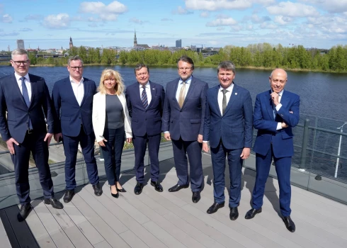 Rīgas mēra amata kandidāti - Vilnis Ķirsis (no kreisās), Viesturs Kleinbergs, Regīna Ločmele, Dainis Locis, Ainārs Šlesers, Māris Sprindžuks Oļegs Burovs.