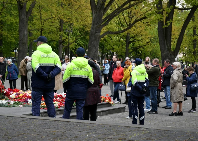 Par kara slavinošu simbolu izmantošanu sākti 36 administratīvie pārkāpumi un aizturēti divi cilvēki