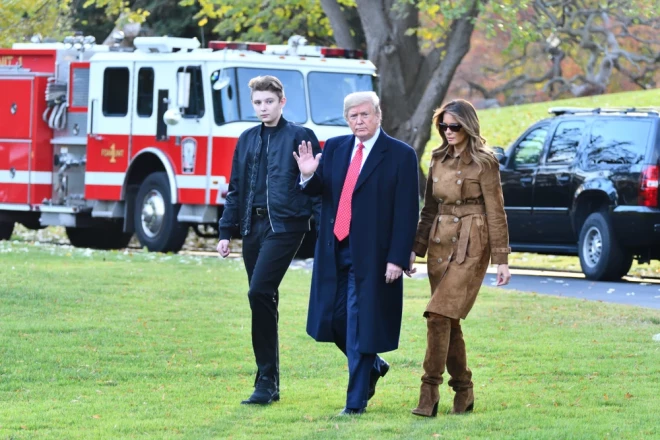 Супруги Трамп вместе с 19-летним сыном Бэрроном.