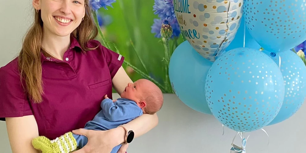 “Tas mirklis ir piepildījums, ko grūti vārdos izstāstīt,” par bērnu nākšanu pasaulē saka vecmāte Krista Kristiāna Zēberga.