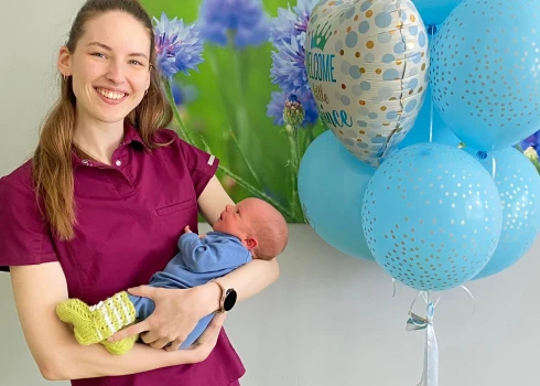 “Tas mirklis ir piepildījums, ko grūti vārdos izstāstīt,” par bērnu nākšanu pasaulē saka vecmāte Krista Kristiāna Zēberga.