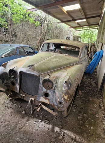 Izsolē izliktajā klāstā ir daudzi dārgumi, piemēram, šis vecais jaguārs, taču tas vēl prasīs lielus ieguldījumus.