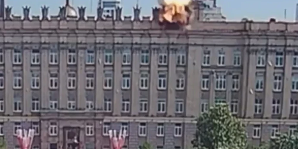 Belgorodas apgabala administrācijas ēkā trāpa drons (ekrānuzņēmums no video)