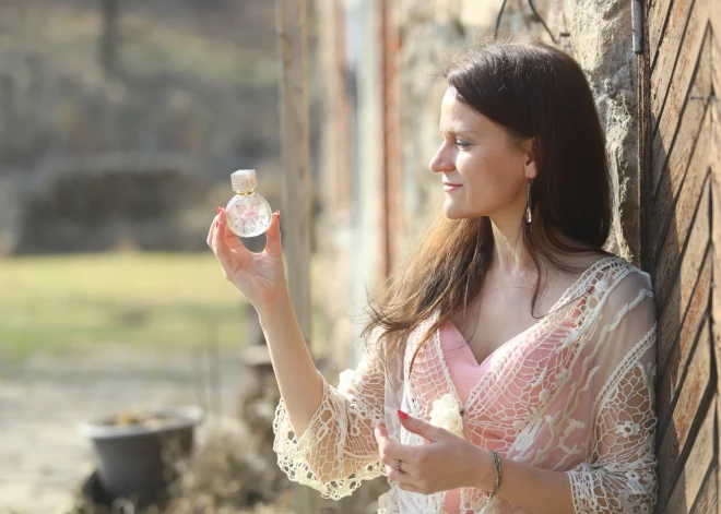 Laura Roze no Rozes ciema sajūt sevi caur augiem, smaržām un māca to arī citiem