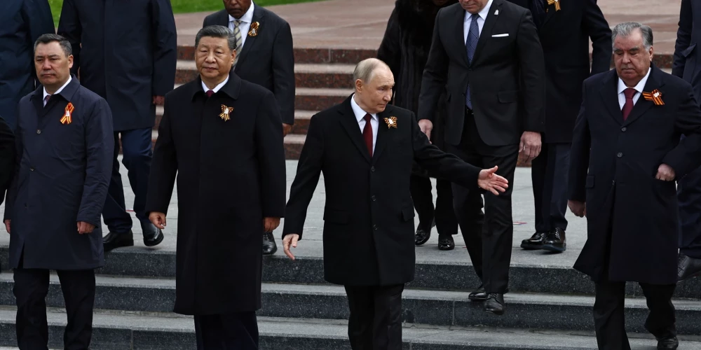 Возьмемся за руки, друзья? Роберт Фицо на заднем плане, почему-то без ленточки.