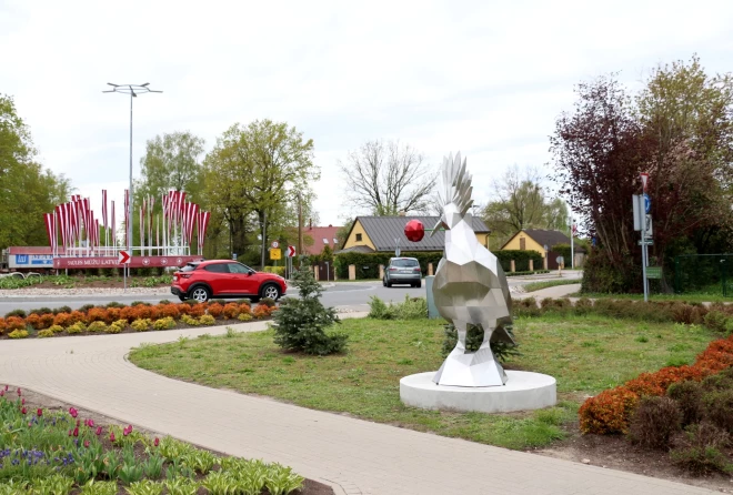 Скульптура имеет высоту 2,5 метра и изготовлена из нержавеющей стали с матовой, шероховатой поверхностью, которая красиво отражает солнечные лучи.