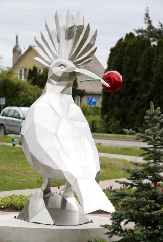 В основе нового объекта — символ края, удод, олицетворяющий его ценности: возможности, открытость, силу, а ягода в его клюве символизирует плоды труда.